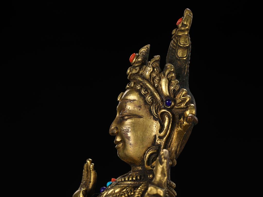 靓宝格- 17世纪铜鎏金四臂观音及胁侍菩萨组像配楠木托