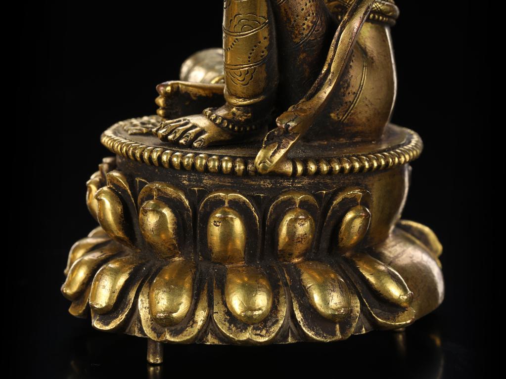 靓宝格- 17世纪铜鎏金四臂观音及胁侍菩萨组像配楠木托