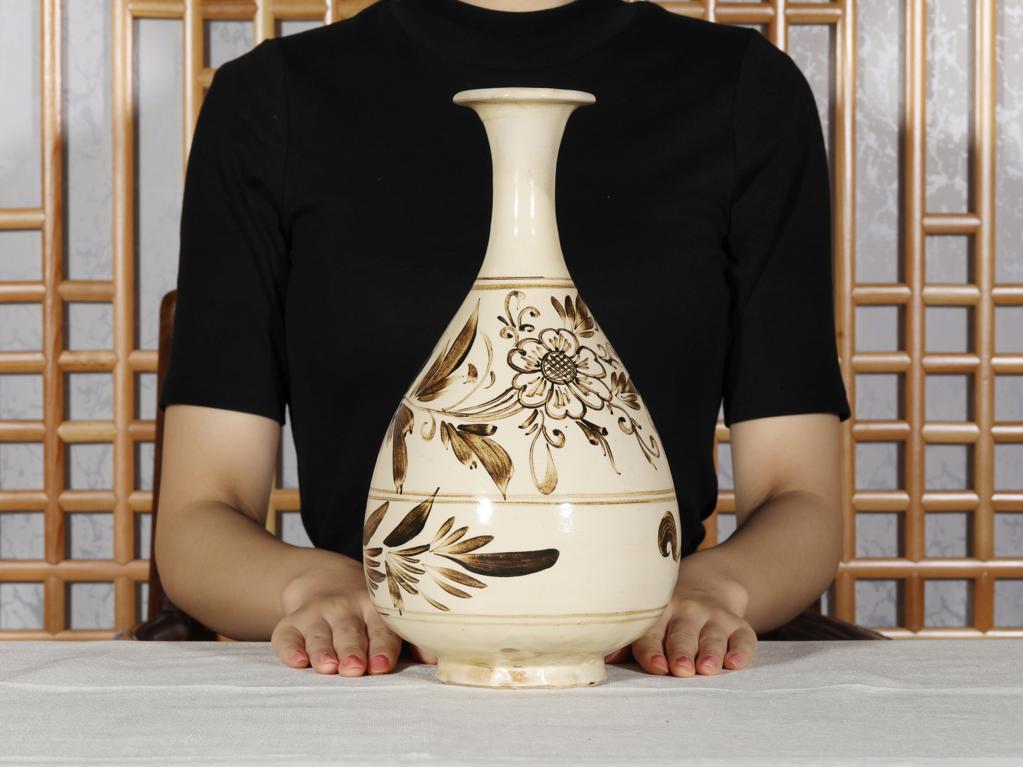 靓宝格- 金元时期磁州窑白地褐彩花卉纹玉壶春瓶