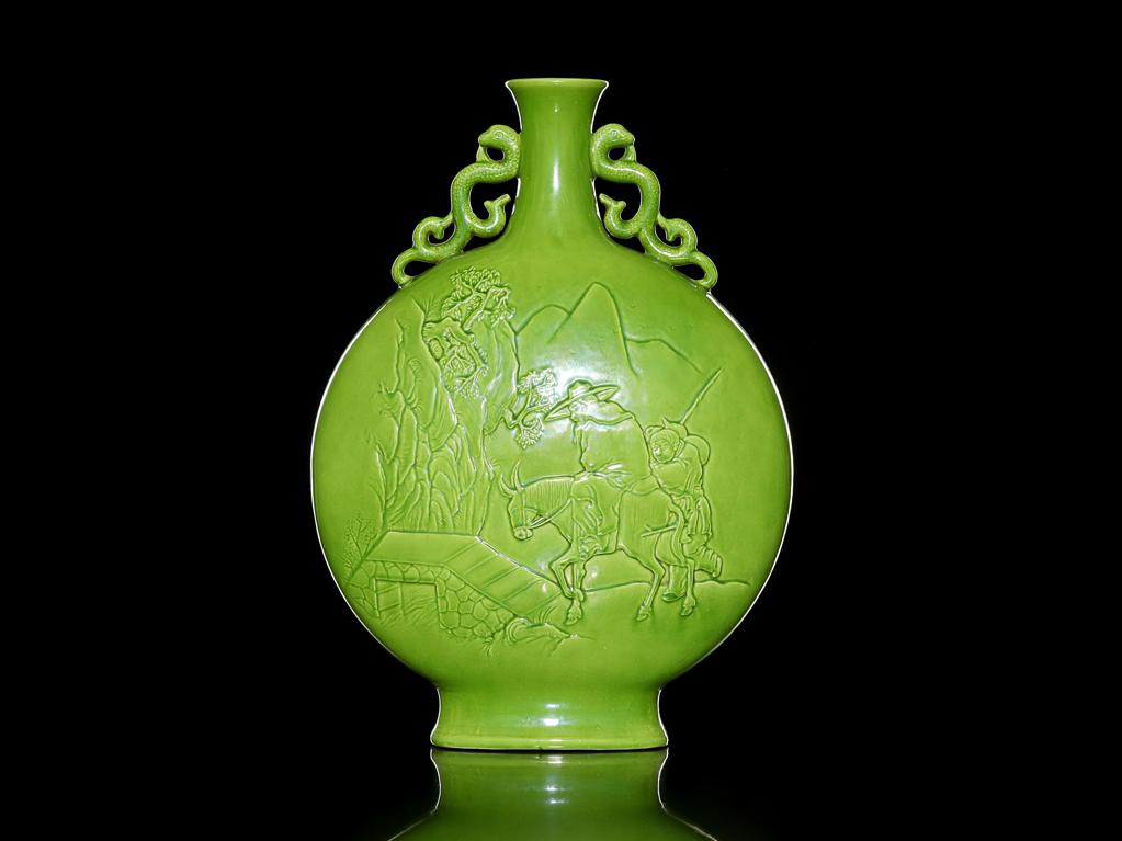 靓宝格- 清晚期绿釉雕瓷山水人物纹双龙耳抱月瓶（《大清道光年制》款）