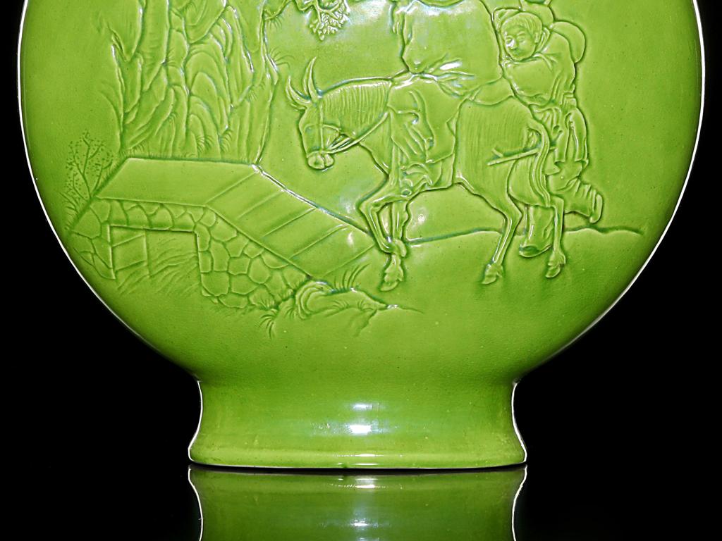 靓宝格- 清晚期绿釉雕瓷山水人物纹双龙耳抱月瓶（《大清道光年制》款）