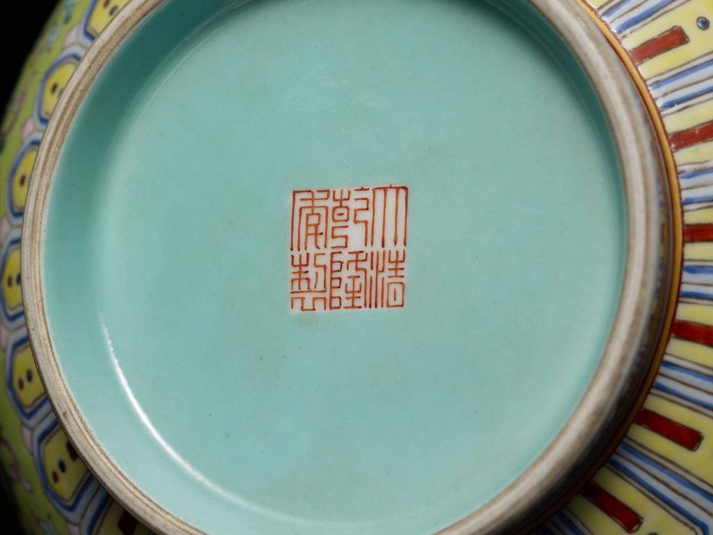 珍しい 中国 染付 大皿 唐草文 大清乾隆年製銘 工芸品 