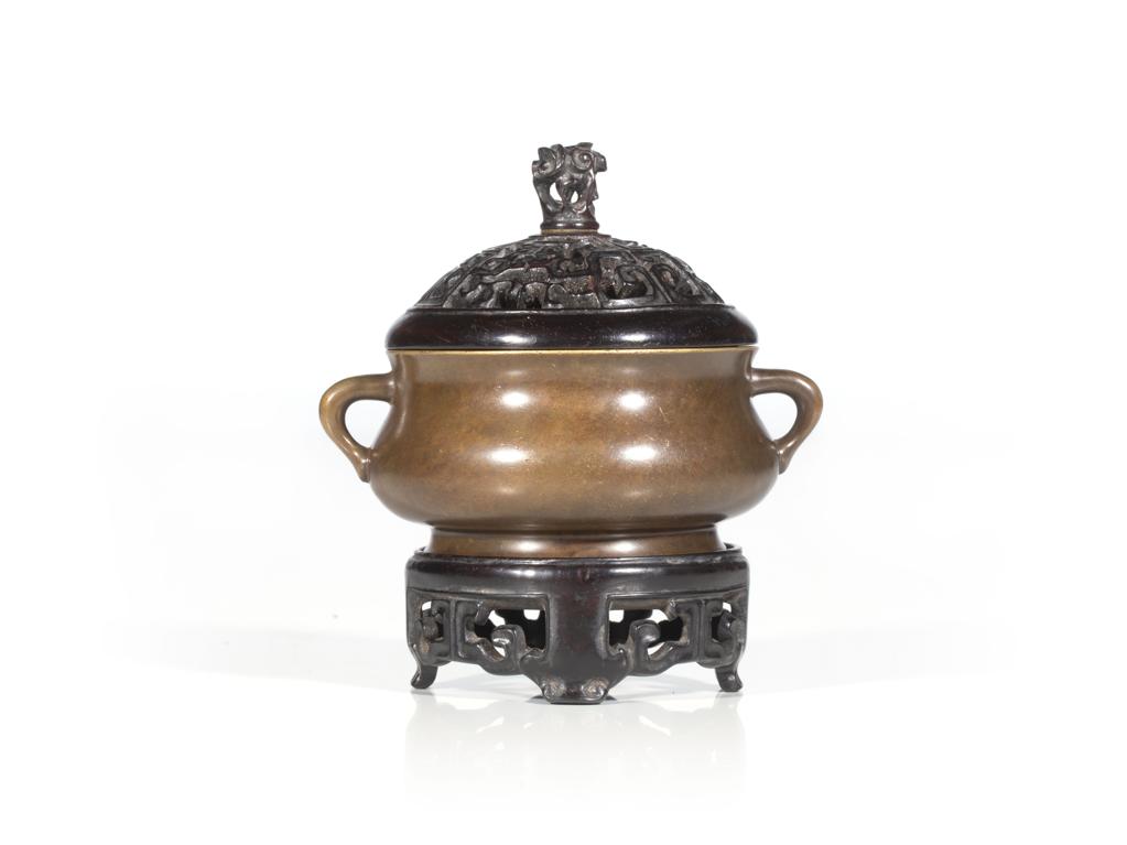 乾隆铜蚰耳炉（重815g，带木盖和木座，《大明宣德年制》款 - 靓宝格