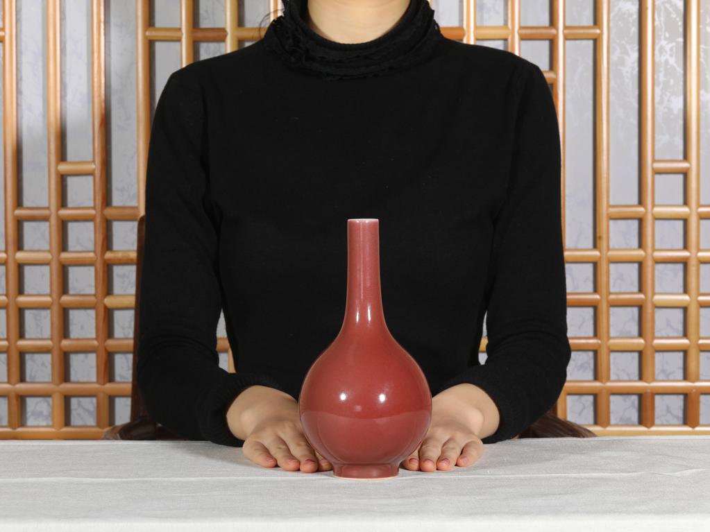 靓宝格- 清中期祭红釉长颈瓶