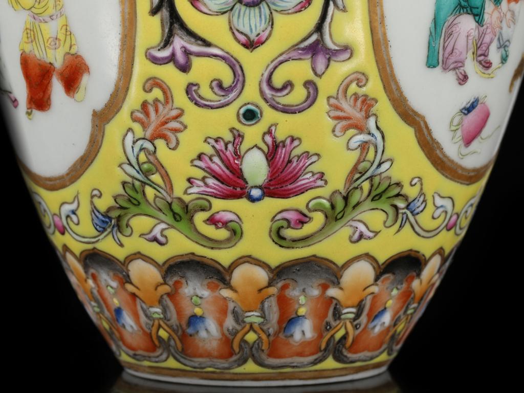 靓宝格- 创汇时期黄地洋彩描金花卉开光婴戏纹瓶（《乾隆年制》款，带木盒）
