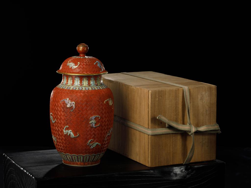 靓宝格- 乾隆仿雕漆福寿纹带盖灯笼瓶（官窑，《大清乾隆年制》款，带木盒）