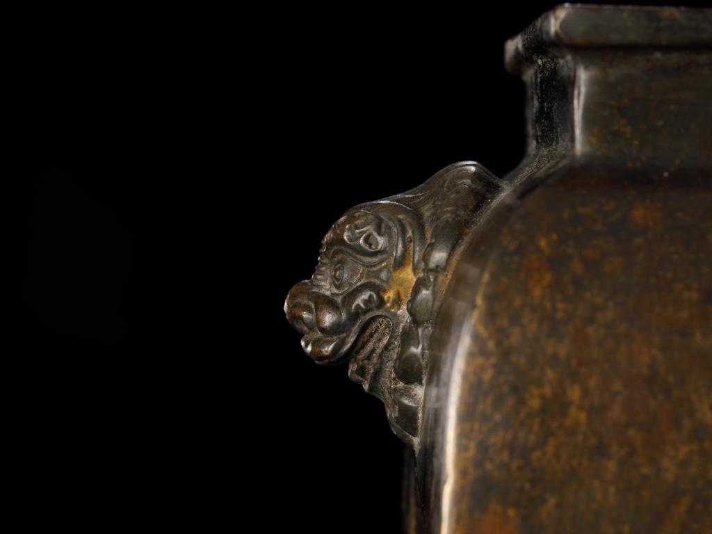 靓宝格- 清铜双瑞兽耳四足香炉（《珍玩》款，重：3602g)