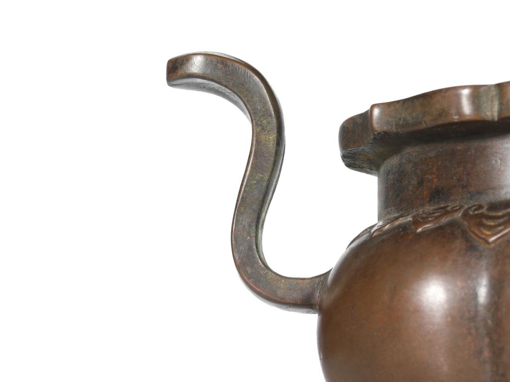 靓宝格- 清中期铜朝冠耳瓜棱鼎式炉（《大明宣德年制》款，重：3064g）