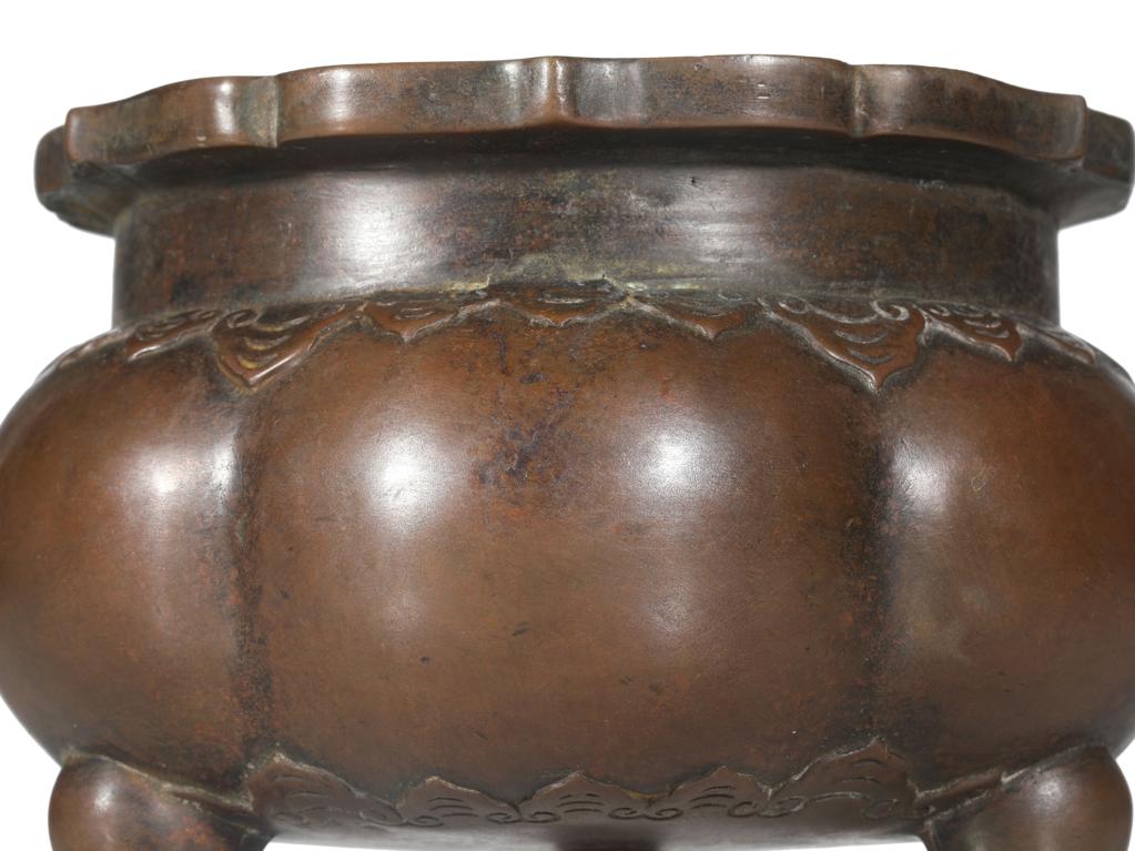 靓宝格- 清中期铜朝冠耳瓜棱鼎式炉（《大明宣德年制》款，重：3064g）
