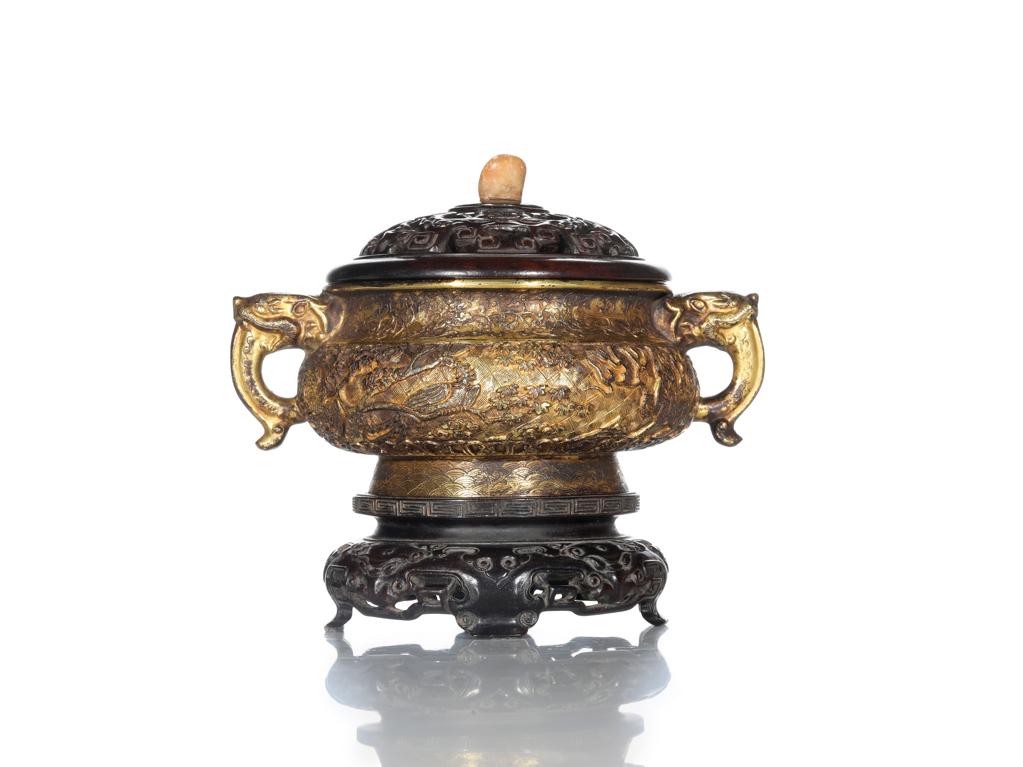 靓宝格- 乾隆铜鎏金錾花凤凰麒麟双龙耳香炉（重：478g，带木盖，木座）