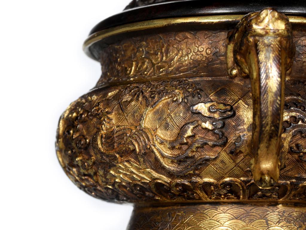 靓宝格- 乾隆铜鎏金錾花凤凰麒麟双龙耳香炉（重：478g，带木盖，木座）