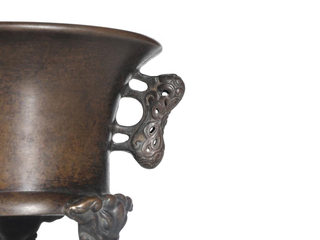 靓宝格- 清中期铜象首足双耳香炉（《宣德年制》款，重：1421g）