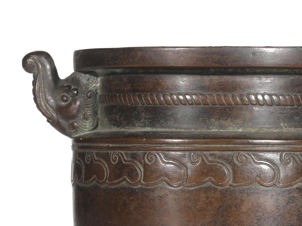 靓宝格- 清中期铜双瑞兽耳三足香炉（《大明宣德年制》款，重：3209g）