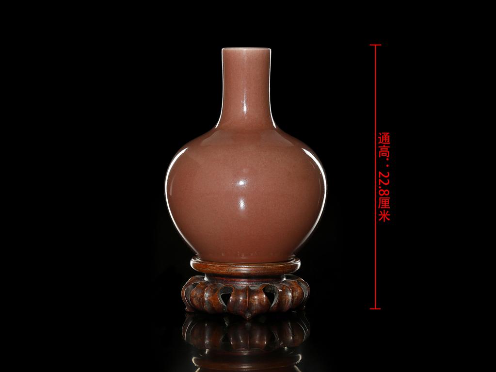 靓宝格- 清晚期红釉小天球瓶（《大清乾隆年制》款，配木座，带木盒）
