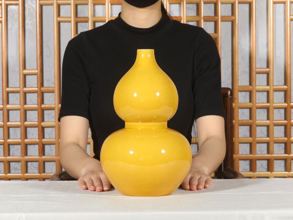 靓宝格- 现代黄釉葫芦瓶（《大清乾隆年制》款）