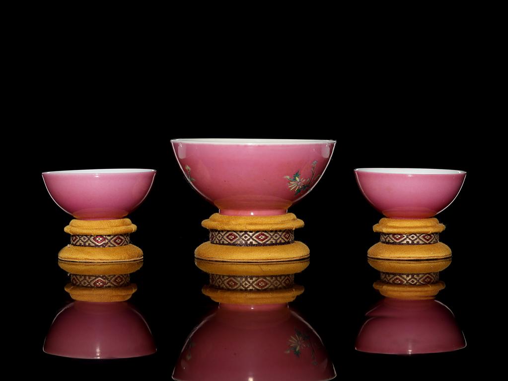 靓宝格- 清晚期胭脂釉粉彩花卉纹碗一组三件（《大清雍正年制》款 
