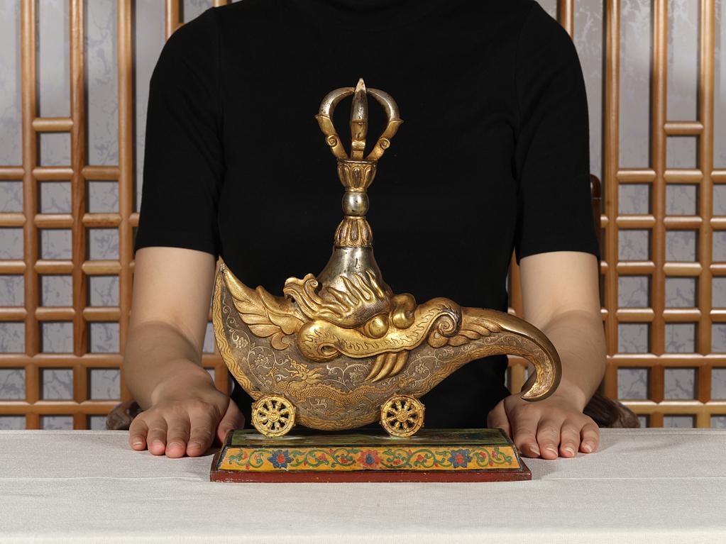 靓宝格- 19世纪铜鎏金/银錾刻龙凤纹钺刀及座一套