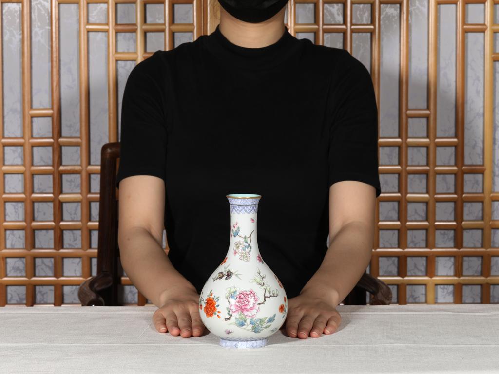 靓宝格- 现代粉彩折枝花卉纹长颈瓶（《大清乾隆年制》款）