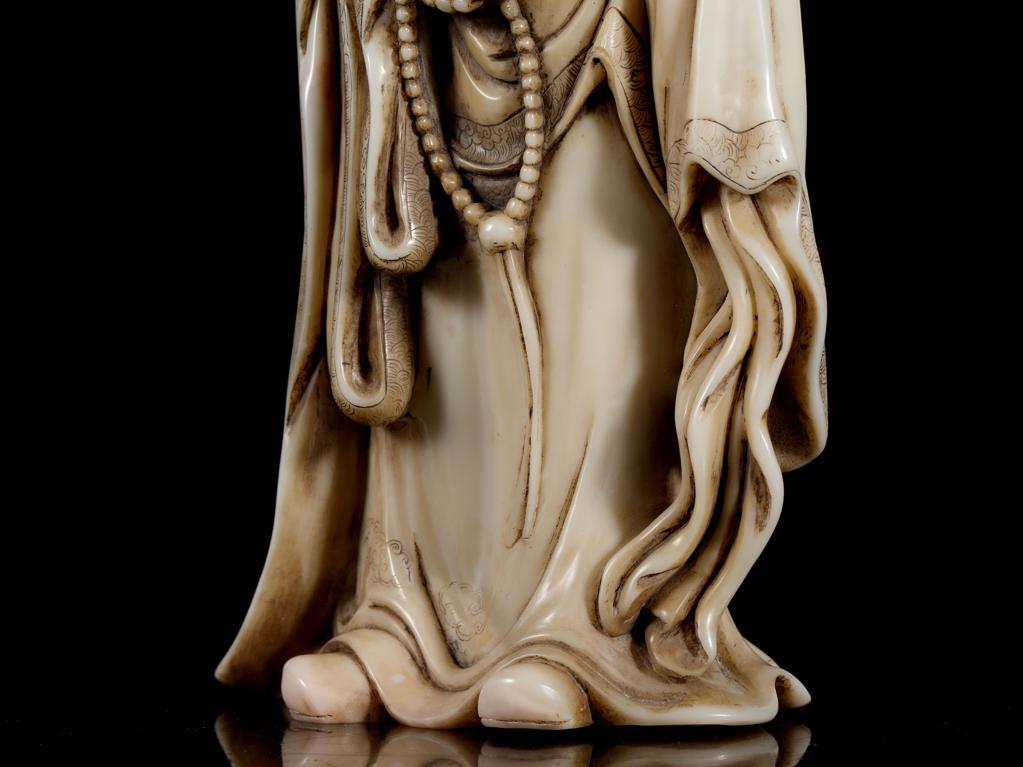 靓宝格- 民国寿山石雕持珠罗汉立像