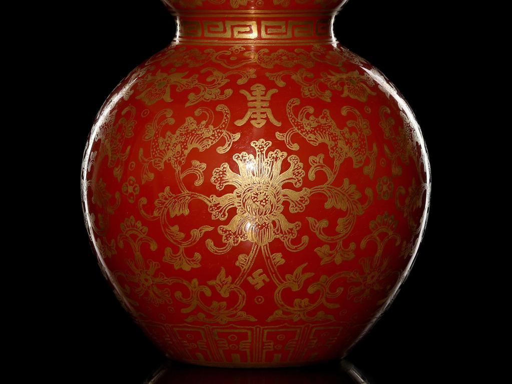 ＊中国古美術/珊瑚釉金彩龍紋隻耳瓶（底款：大清乾隆年製）【保存箱付】